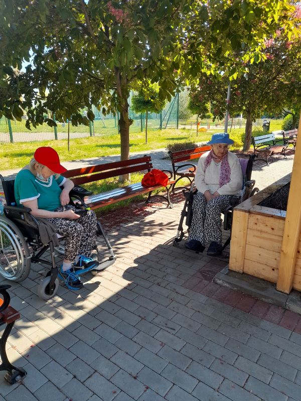 Mieszkańcy DPS na wózkach korzystają z tężni solankowej