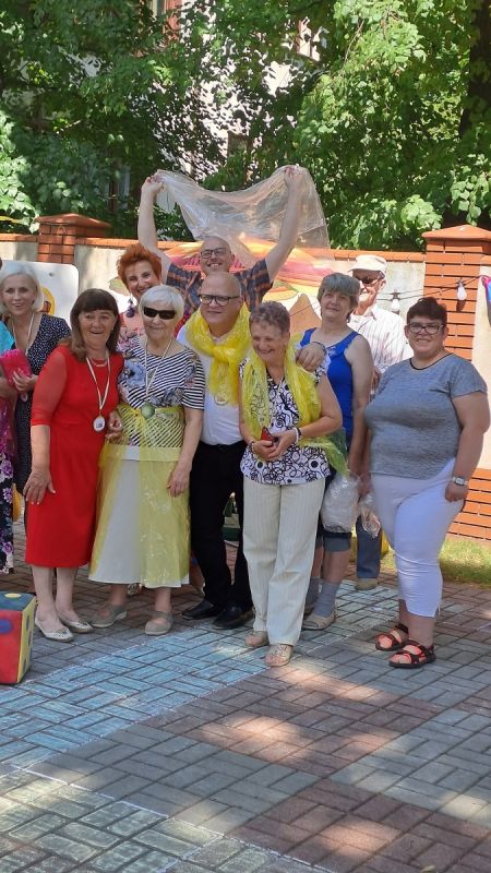 Zdjęcie grupowe uczestników z dyrektorem DPS, kierownikiem DDP i Wicebprezydentem Głogowa. 
