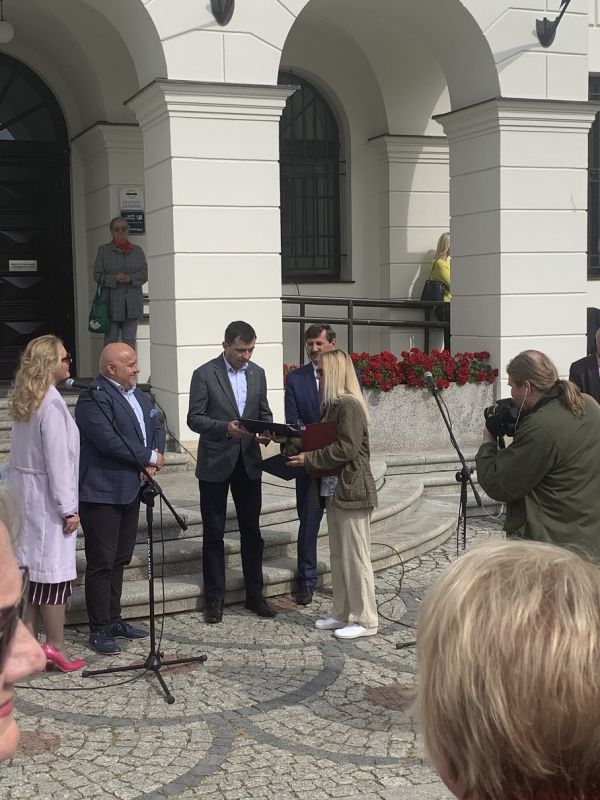 Uczestniczka przekazuje petycję dla Prezydenta Miasta Głogowa