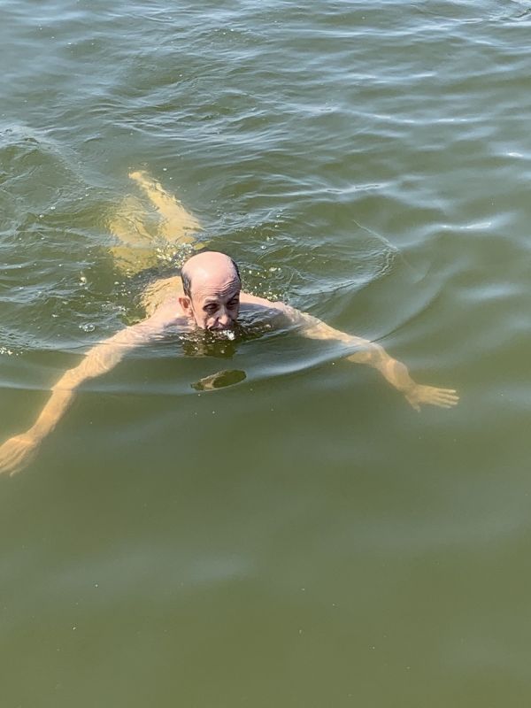 Mieszkaniec pływa w jeziorze