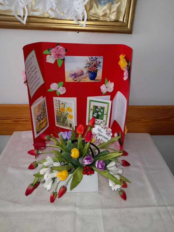 Prezent od SP nr 10 w Głogowie- kartka z życzeniami oraz tulipany 