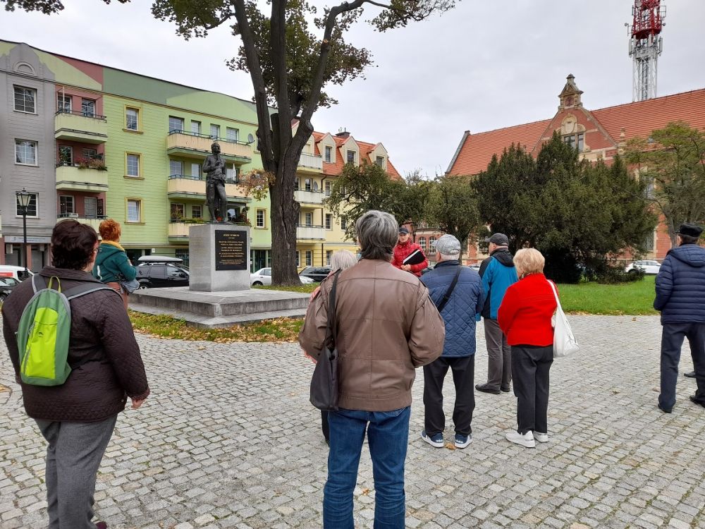 Mieszkańcy przed pomnikiem Józefa Wybickiego  